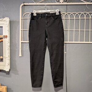 BNWT. Size 4 Short. American Eagle True Black Curvy High Rise Jegging.